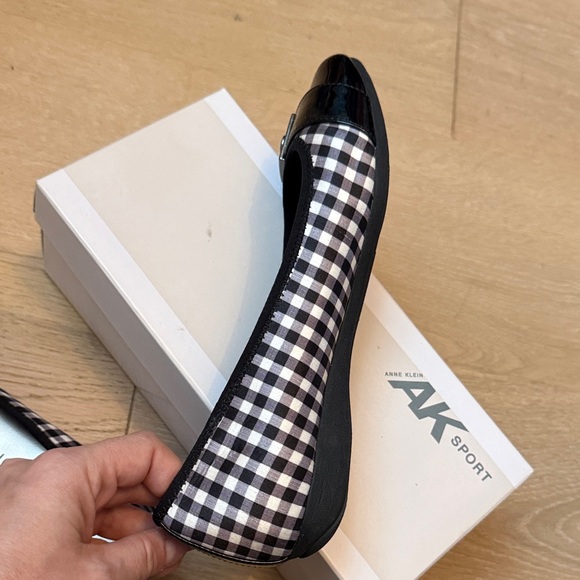 NWOT Anne Klein Gingham Women's Flats with Glossy Black Toe size 7.5 - Picture 9 of 12
